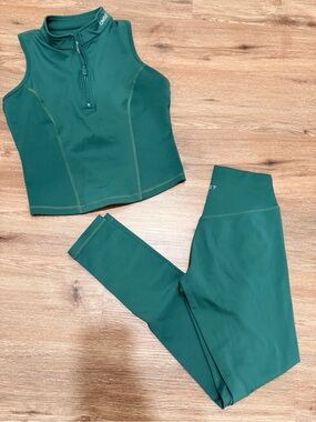 Onset Forest Green Women's High-Rise Leggings & Sleeveless Zip Crop Set